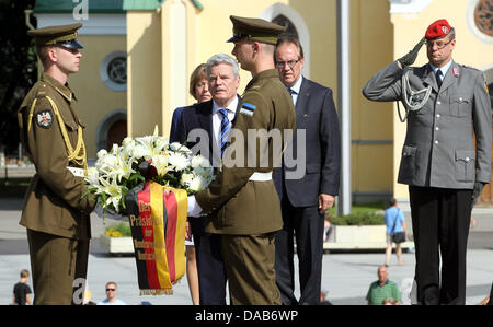 Tallinn, Estland. 9. Juli 2013. Der deutsche Bundespräsident Joachim Gauck legt einen Kranz an der Krieg von Unabhängigkeit Siegessäule in Tallinn, Estland, 9. Juli 2013. Foto: WOLFGANG KUMM/Dpa/Alamy Live News Stockfoto