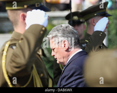 Tallinn, Estland. 9. Juli 2013. Der deutsche Bundespräsident Joachim Gauck legt einen Kranz an der Krieg von Unabhängigkeit Siegessäule in Tallinn, Estland, 9. Juli 2013. Foto: WOLFGANG KUMM/Dpa/Alamy Live News Stockfoto