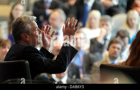 Tallinn, Estland. 9. Juli 2013. Der deutsche Bundespräsident Joachim Gauck besucht das Okkupationsmuseum und beteiligt sich an einer Diskussion Runde in Tallinn, Estland, 9. Juli 2013. Foto: WOLFGANG KUMM/Dpa/Alamy Live News Stockfoto