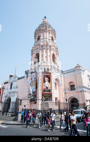 Bell Tower Turm Kirchturm der römisch-katholischen Kirche und Kloster von Santo Domingo, Lima, Peru. Stockfoto