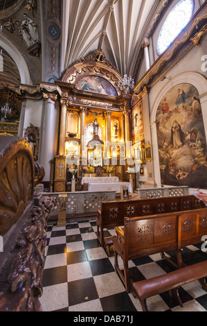 Hauptaltar Bereich Apsis Kirchenbänke der römisch-katholischen Kirche und Kloster von Santo Domingo, Lima, Peru. Stockfoto