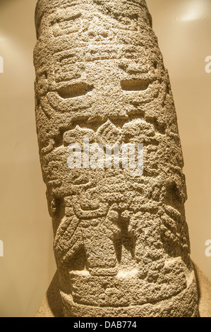 Alten präkolumbianischen Inka Inka Petroglyphen Reliefs auf Stele Stein tablet Artefakt Kunstwerk im Larco Museum in Lima, Peru. Stockfoto