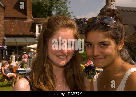 Zwei 15-jährige Freunde an einem Dorf Sommer Fete, East Meon, Hampshire, UK. Stockfoto