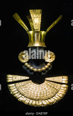Pre-Columbian gold ornamentalen Verzierungen Amour Rüstung Kopfstück archäologische Artefakte Kunst Kunstwerk Larco Museum, Lima, Peru. Stockfoto