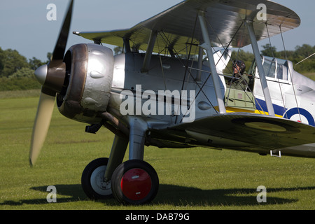 Königliche Luftwaffe Kämpfer Doppeldecker Gloster Gladiator G-AMRK K7985 des Rollens bei alten Warden Shuttleworth Militär Festzug Stockfoto