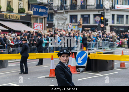 Ein metropolitan Polizistin auf Crowd Control Pflicht bei der Beerdigung von Margaret Thatcher Stockfoto
