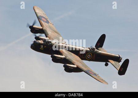 Royal Air Force Battle of Britain Memorial Flight Avro Lancaster PA474 Bomber fliegen in Old Warden Shuttleworth Militär Festzug Stockfoto