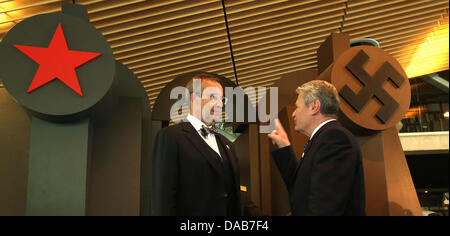 Tallinn, Estland. 9. Juli 2013. German President Joachim Gauck (R) besucht das Okkupationsmuseum und beteiligt sich an einer Diskussion Runde mit estnischen Präsidenten Toomas Hendrik Ilves in Tallinn, Estland, 9. Juli 2013. Foto: WOLFGANG KUMM/Dpa/Alamy Live News Stockfoto