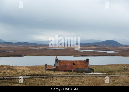 Blick vom Achamore auf A858 auf der Isle of Lewis, Blick auf den Hügeln von Harris Moorland in Wolke gehüllt Stockfoto