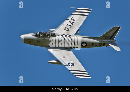 Vintage USAF Jet North American Sabre F86A G-SABR 8178 fliegen an alten Warden Shuttleworth Militär Pageant Stockfoto