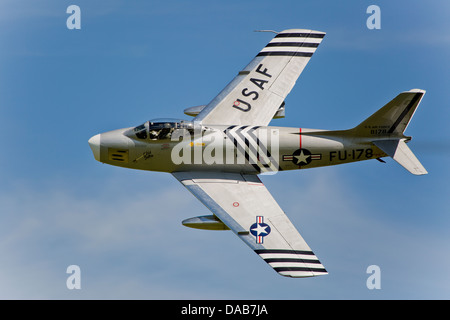 Vintage USAF Jet North American Sabre F86A G-SABR 8178 fliegen an alten Warden Shuttleworth Militär Pageant Stockfoto