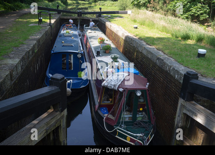 Schmale Boote in einem Schloss auf dem Basingstoke Kanal -1 Stockfoto