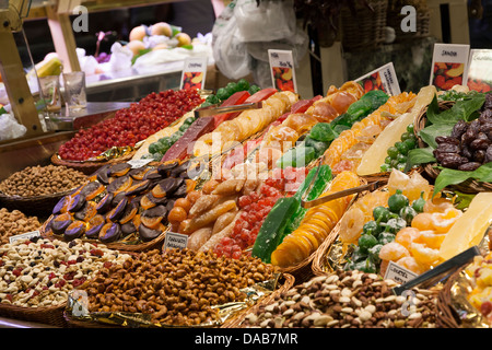 Kandierten Früchten und Nüssen zum Verkauf an La Boqueria-Markt - Barcelona, Katalonien, Spanien Stockfoto