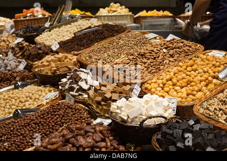 Nüssen, Süßigkeiten und getrocknete Früchte zum Verkauf an La Boqueria-Markt - Barcelona, Katalonien, Spanien Stockfoto