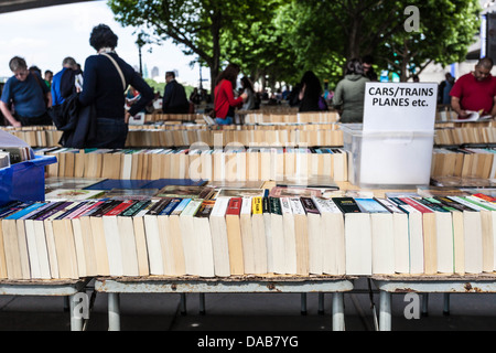 Second Hand Buchmarkt unter Waterloo Bridge, South Bank, London, England, UK Stockfoto