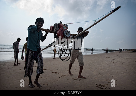 Fischer Bootsmotor nach der Rückkehr aus ihren Fang Morgen zurückbringen. Puri, Orissa, Indien Stockfoto
