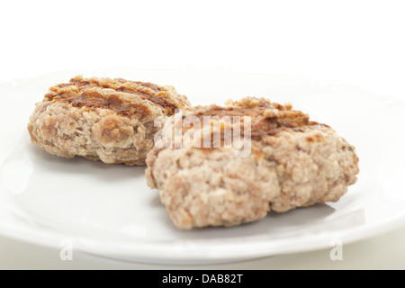 Zwei gegrillte Frikadellen auf weiße Schale Stockfoto