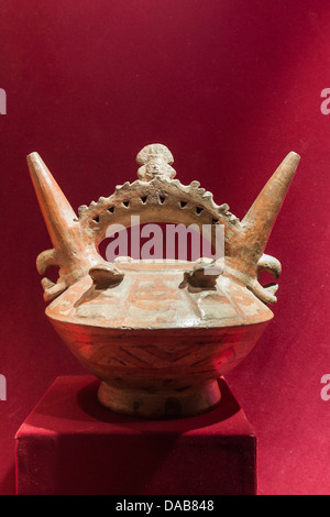 Alten präkolumbianischen Inka Inka Ton Keramik Vase Krug Artefakt Kunstwerke im Museum für Archäologie Archäologie, Trujillo, Peru. Stockfoto