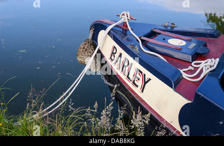 Detail der Bug des traditionell bemalten Narrowboat festgemacht an der Oxford Canal Oxfordshire England UK Stockfoto