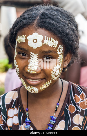 Sakalava junge Frau mit seinem traditionellen Schönheitsmaske in Nosy Be, Madagaskar Stockfoto