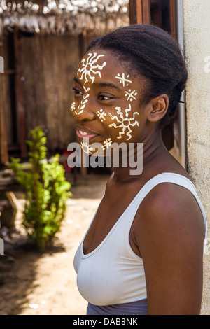 Sakalava junge Frau mit seinem traditionellen Schönheitsmaske in Nosy Be, Madagaskar Stockfoto