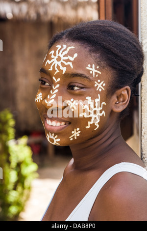 Sakalava junge Frau mit seinem traditionellen Schönheitsmaske in Nosy Be, Madagaskar Stockfoto