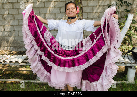 Eine junge Frau zum Inka Inka Marinera Tänzer tanzen traditionellen typisch peruanischen in Trujillo, Peru. Stockfoto