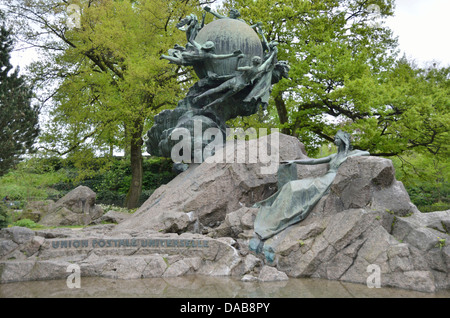 UPU-Denkmal von René de Saint-Marceaux in Kleine Schanze Park, Bern, Schweiz Stockfoto