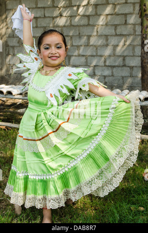 Ein Junge Inka Inka Marinera Tänzerin Mädchen typisch traditionellen peruanischen Tanz in Trujillo, Peru. Stockfoto