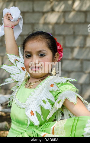 Ein Junge Inka Inka Marinera Tänzerin Mädchen typisch traditionellen peruanischen Tanz in Trujillo, Peru. Stockfoto