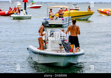 Sportboote in Sarasota Bucht an einem heißen sonnigen Sommernachmittag Stockfoto