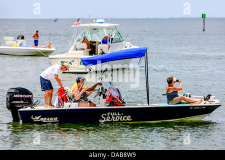 Sportboote in Sarasota Bucht an einem heißen sonnigen Sommernachmittag Stockfoto