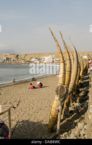 Caballitos de Totora oder Schilf Boote Kanus am Strand Malecon in Huanchaco, Peru... Stockfoto