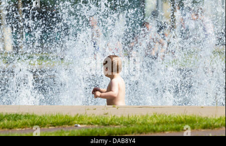 Middlesbrough, UK. 9. Juli 2013. Baby Abkühlung im Brunnen in Middlesbrough an einem der heißesten Tage des Jahres. Bildnachweis: ALANDAWSONPHOTOGRAPHY/Alamy Live-Nachrichten Stockfoto