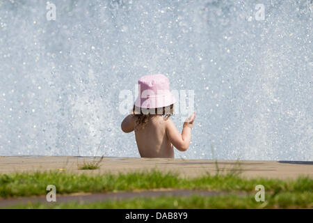 Middlesbrough, UK. 9. Juli 2013. Abkühlung im Brunnen in Middlesbrough an einem der heißesten Tage des Jahres. Bildnachweis: ALANDAWSONPHOTOGRAPHY/Alamy Live-Nachrichten Stockfoto