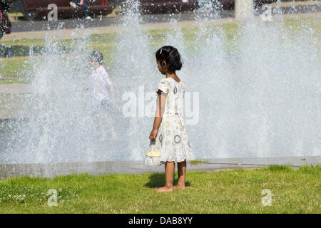 Middlesbrough, UK. 9. Juli 2013. Abkühlung im Brunnen in Middlesbrough an einem der heißesten Tage des Jahres. Bildnachweis: ALANDAWSONPHOTOGRAPHY/Alamy Live-Nachrichten Stockfoto