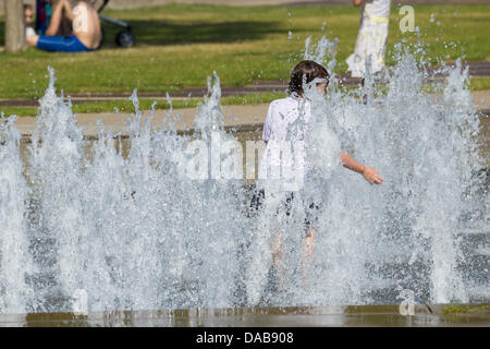 Middlesbrough, UK. 9. Juli 2013. Abkühlung im Brunnen in Middlesbrough an einem der heißesten Tage des Jahres. Bildnachweis: ALANDAWSONPHOTOGRAPHY/Alamy Live-Nachrichten Stockfoto