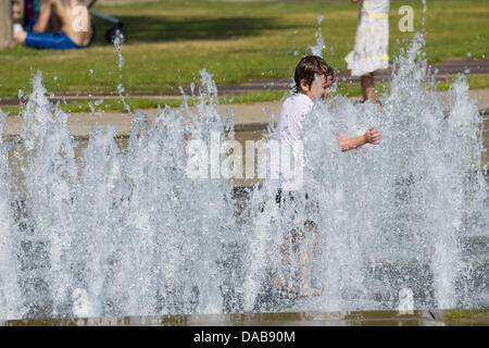 Middlesbrough, UK. 9. Juli 2013. Abkühlung im Brunnen in Middlesbrough an einem der heißesten Tage des Jahres. Bildnachweis: ALANDAWSONPHOTOGRAPHY/Alamy Live-Nachrichten Stockfoto