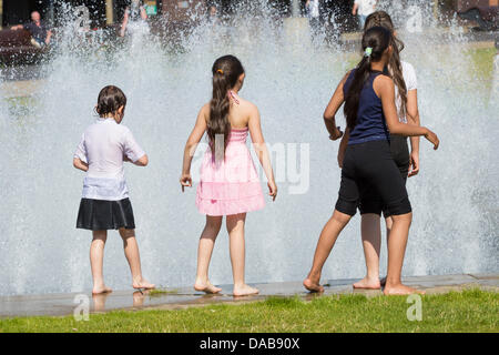 Middlesbrough, UK. 9. Juli 2013. Abkühlung im Brunnen in Middlesbrough an einem der heißesten Tage des Jahres. Bildnachweis: ALANDAWSONPHOTOGRAPHY/Alamy Live-Nachrichten Stockfoto