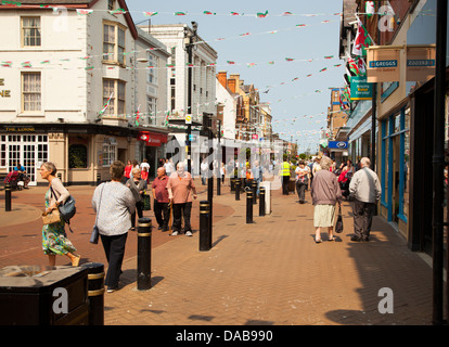 Straßenszene in Rhyl Wales in der High Street Stockfoto