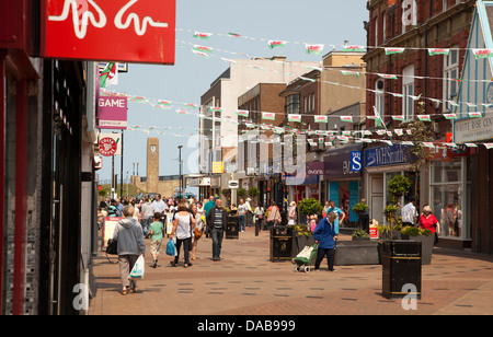 Straßenszene in Rhyl Wales in der High Street Stockfoto