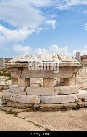 Einen kleinen Rundbaus auf der Agora Competaliasts, Delos Archäologische Stätte, Delos, in der Nähe von Mykonos, Griechenland Stockfoto