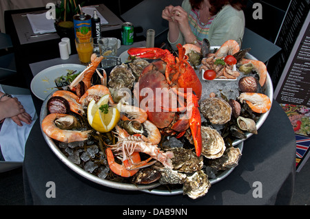 Fruits de Mer französische Meeresfrüchte Austern Garnelen Hummer Immergrün Krabben Garnelen Scampi Muscheln Muscheln Muscheln Stockfoto