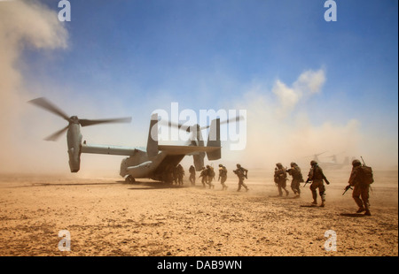 US-Marines und georgische Soldaten der 33. Licht-Infanterie-Bataillon zugewiesen an Bord ein MV-22 Osprey Tiltrotor Flugzeug nach patrouillieren während der Operation Northern Lion II 3. Juli 2013 in der Provinz Helmand, Afghanistan. Stockfoto