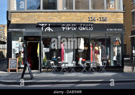 Papier-Kleid Vintage-Fashion-Store im Vorhang Rd, Shoreditch, London, UK. Stockfoto