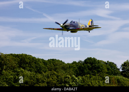 Ein 1941 Hawker Sea Hurricane Tiefflug bei einer Flugschau, England Stockfoto