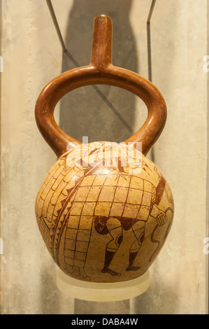 Antike Keramik Artefakte Vase in Cao Museum am El Brujo archäologischen Komplex in der Nähe von Trujillo, Peru. Stockfoto