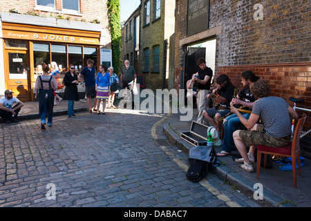 Eine Bande von jungen Straßenmusiker führen auf den Straßen von London an der Columbia Road Flower Markt, London, England, GB, UK. Stockfoto