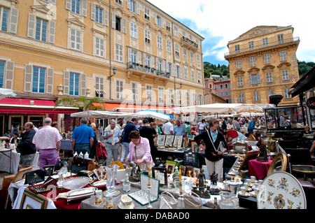 Schöner Flohmarkt Swap-Markt Trödel Antiquitäten auf dem Cours Saleya Platz French Riviera Côte d ' Azur Stockfoto