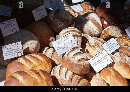 Auswahl an Brot Brote auf dem Display an einem Marktstand von einen unabhängigen Bäcker gebacken. Brick Lane Market, London, England, GB, UK. Stockfoto